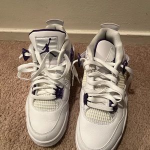 Worn a couple times size 8.5 yellowing due to it being in the box